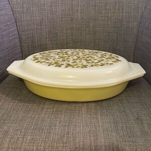 PYREX verde/olive divided dish